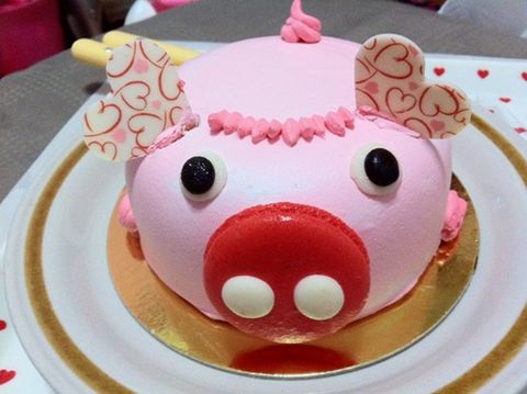 Bánh sinh nhật hình con heo ngáo ngơ và hóm hĩnh