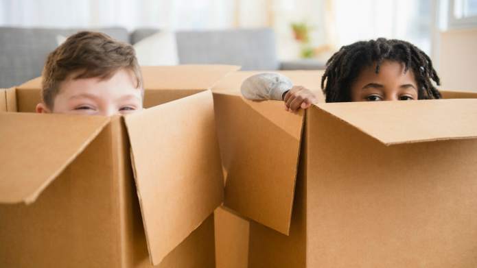 Ý tưởng cách làm nhà bằng giấy thùng carton cho bé cực hay