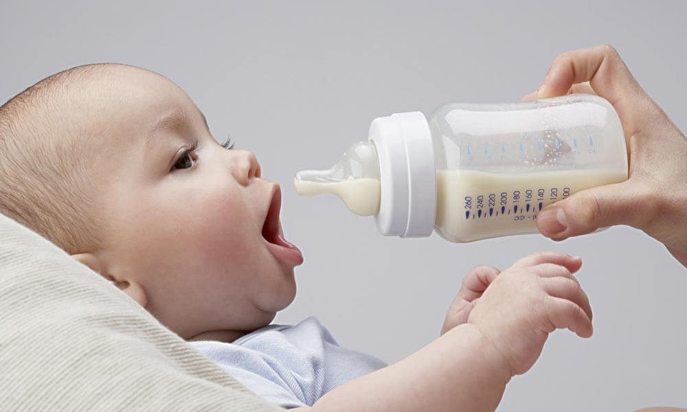 Lưu ý khi sử dụng bình sữa cho bé không chịu bú bình