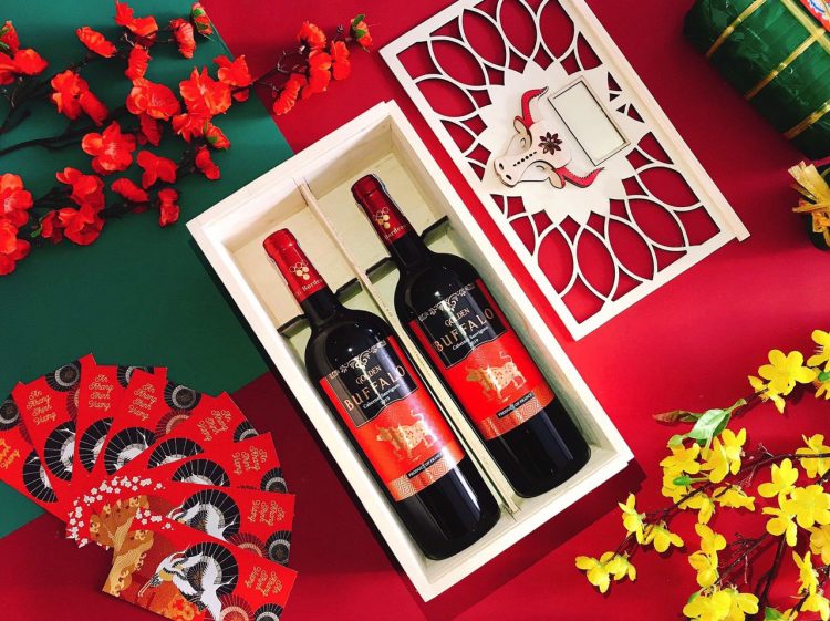 Cách phối hợp giỏ quà và rượu vang làm quà Tết tặng đối tác