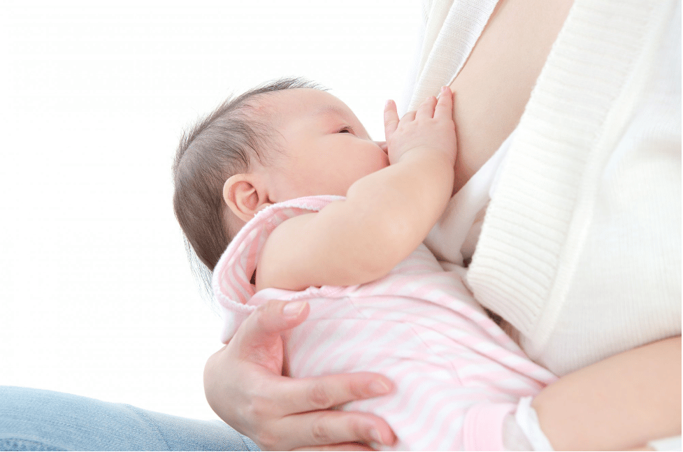 Với trẻ dưới 6 tháng tuổi mẹ cần tăng cữ bú và thời gian bú nhằm cung cấp đủ nước và điện giải cho trẻ