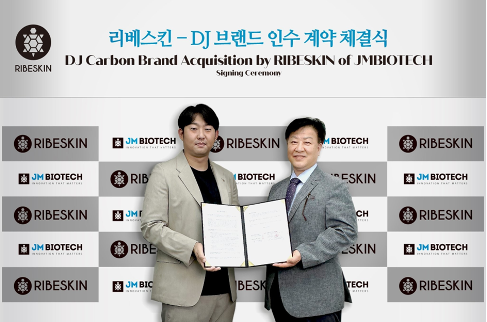 Tổng giám đốc Chang Ji-Young (phải) kí kết hợp đồng cùng đại diện DJ Carbon (trái)
