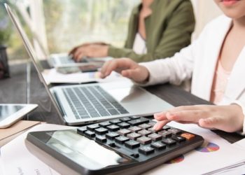 Vì sao doanh nghiệp chọn dịch vụ kế toán thay nội bộ?