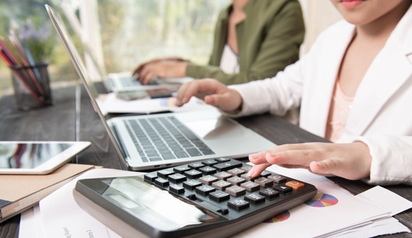 Vì sao doanh nghiệp chọn dịch vụ kế toán thay nội bộ?