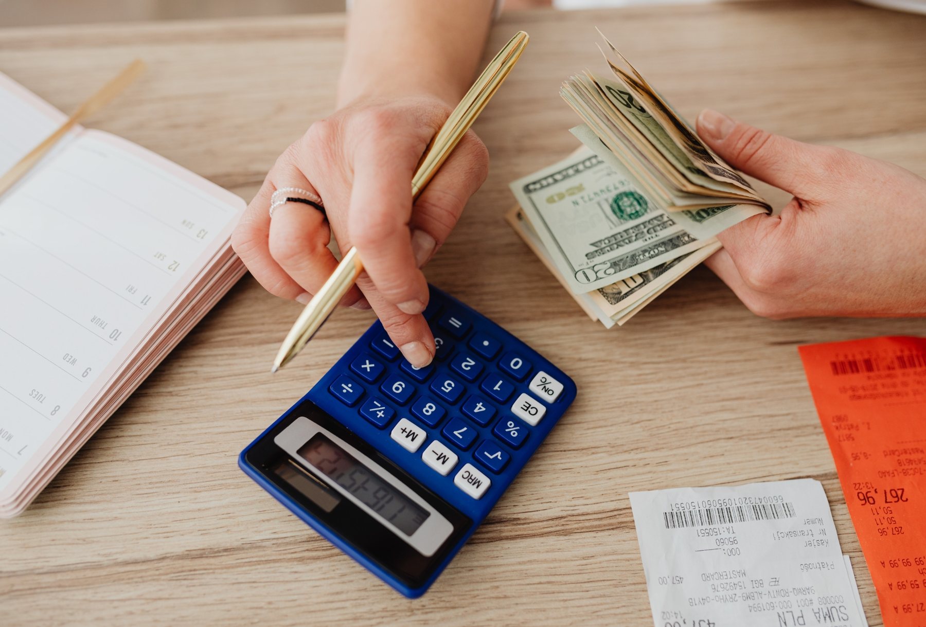 Chuẩn bị trước và điều chỉnh trong chuyến đi giúp tỷ lệ tiền mặt và thẻ luôn hợp lý.